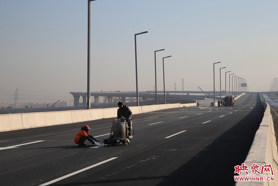 部門路段工人正在噴畫道路標(biāo)線。