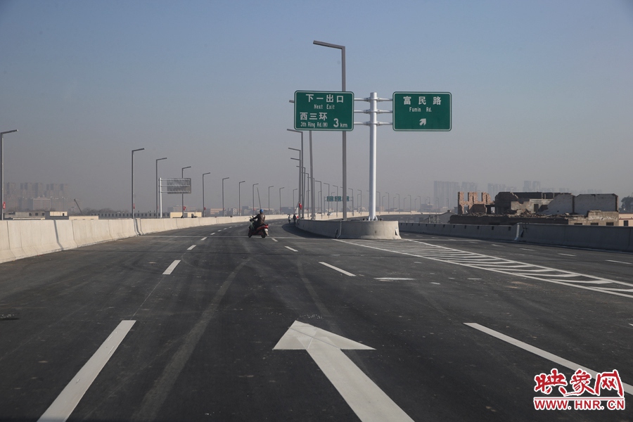 西三環(huán)方向與富民路出口。