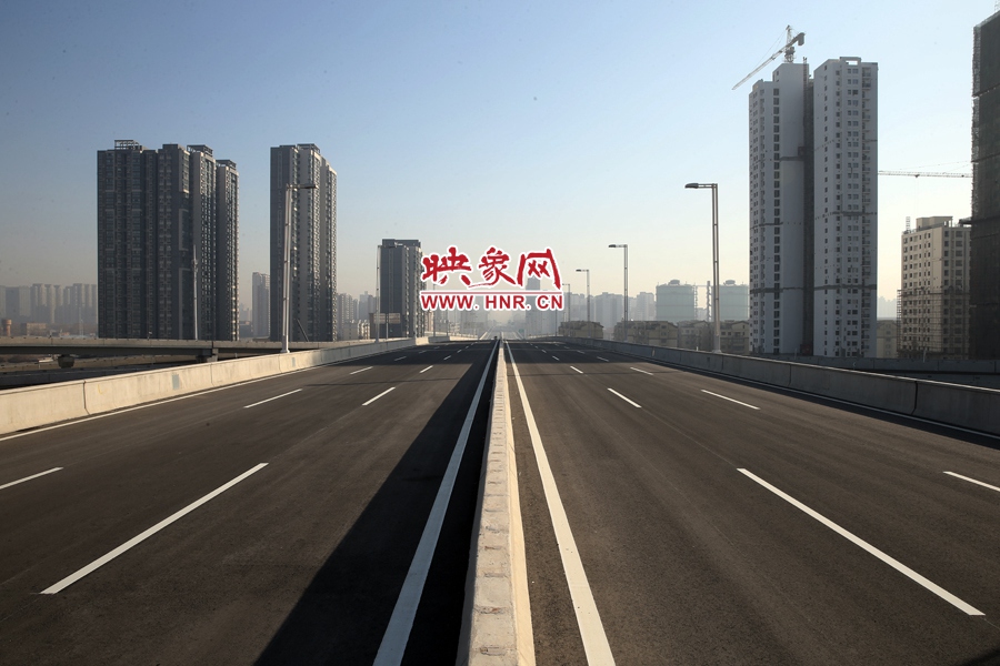 隴海高架過西三環(huán)進(jìn)入市區(qū)。