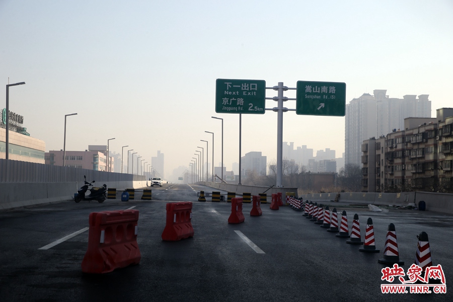 嵩山南路出口，由西向東至嵩山南路出口向東暫未開通。