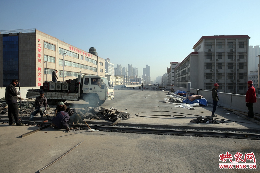 由西向東方向，嵩山南路出口以東，仍在緊張施工中。