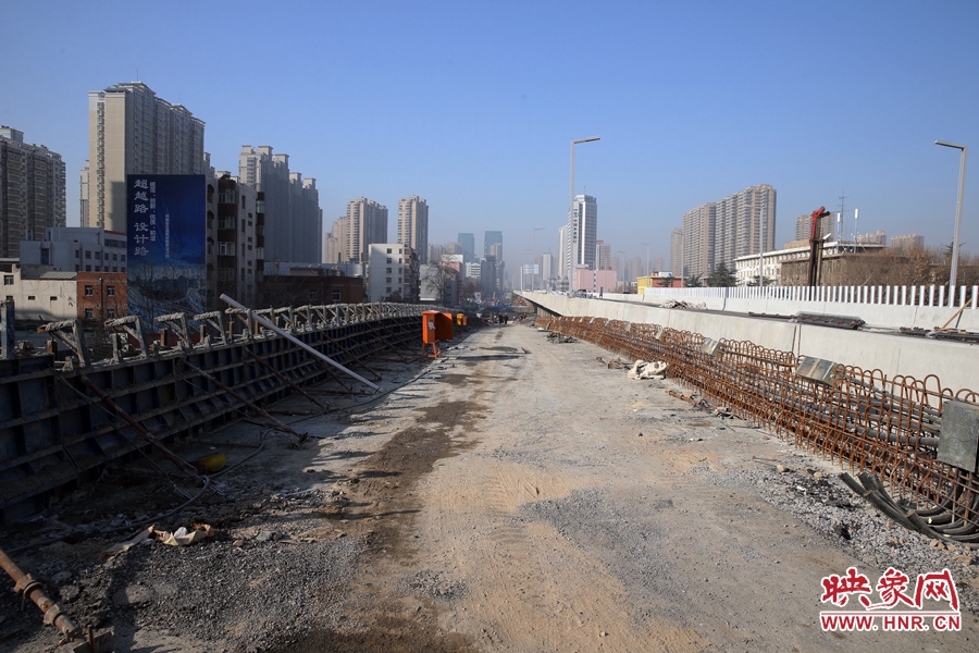 由西向東方向，嵩山南路出口以東，仍在緊張施工中。