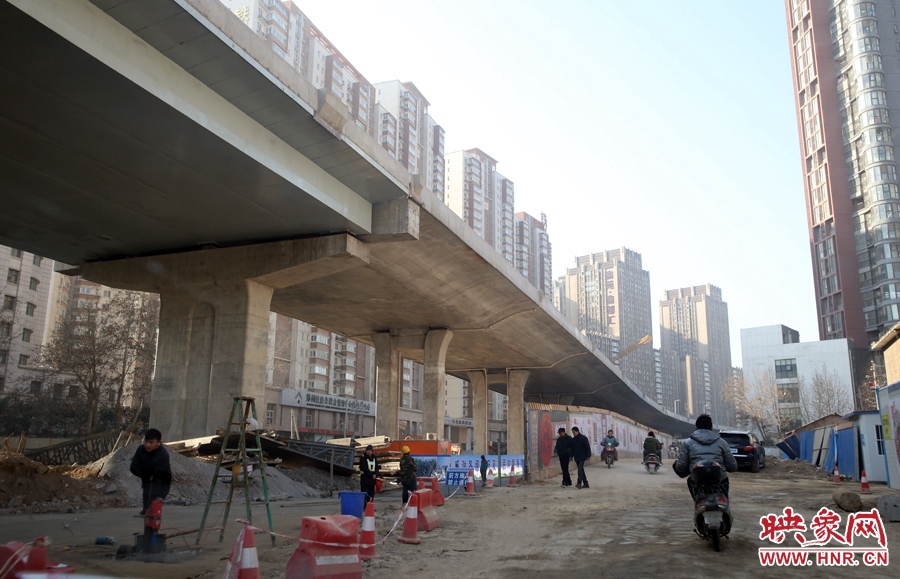 由西向東方向，嵩山南路出口以東，仍在緊張施工中。