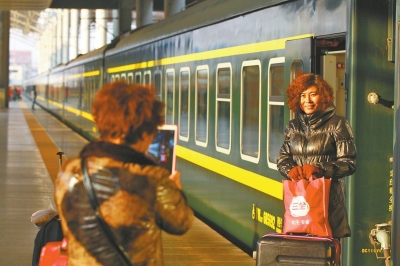 鄭州火車站又見綠皮車,車前留個影。