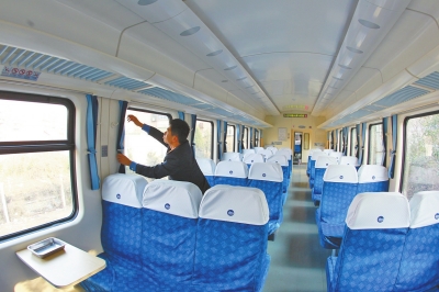 硬座車廂 藍色座套，清清爽爽。