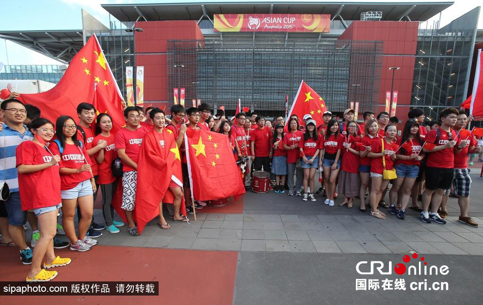 北京時間1月10日，中國隊迎來亞洲杯首場比賽，賽前中國球迷揮舞國旗進(jìn)場，為國足助威。