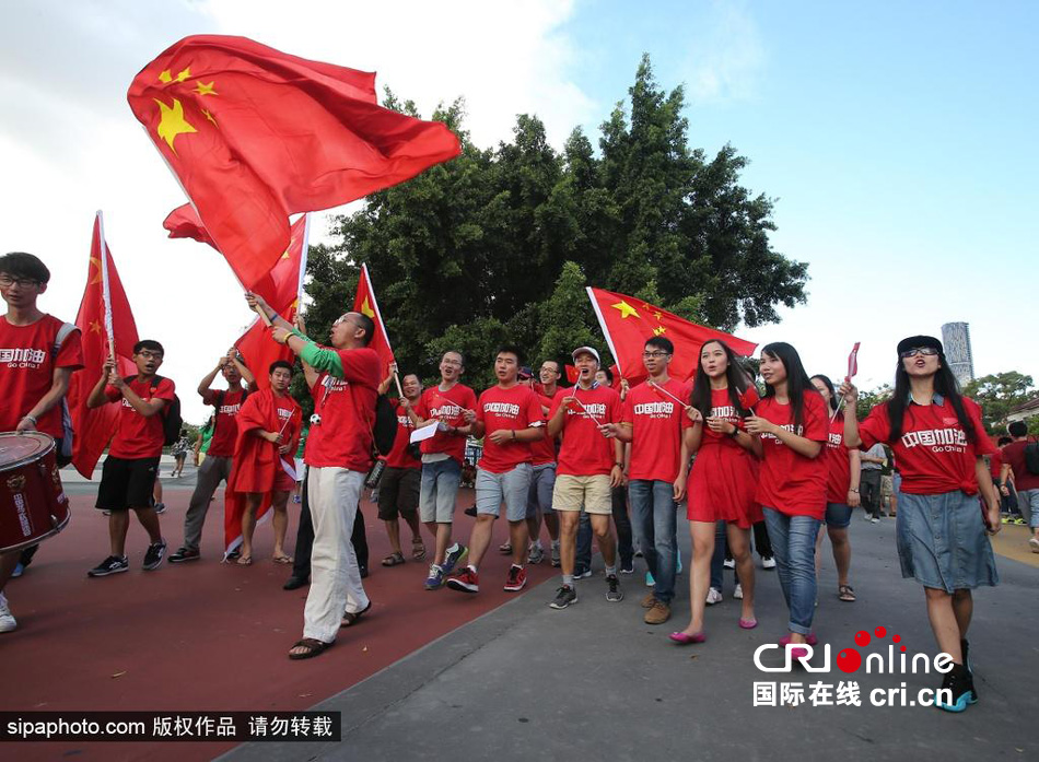 賽前中國球迷揮舞國旗進(jìn)場，為國足助威。