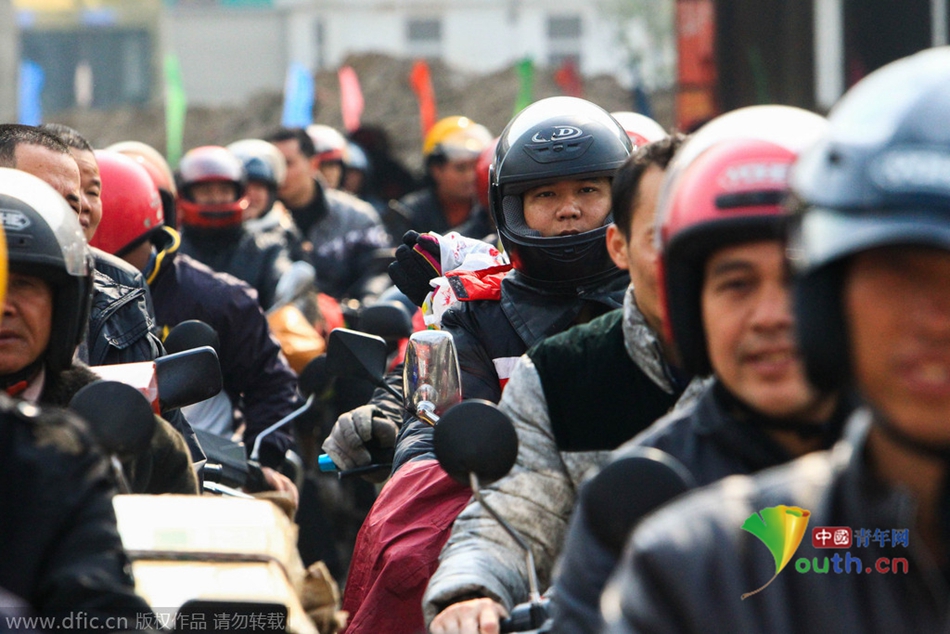 2015年2月10日，廣東佛山，順德龍山加油站為返鄉(xiāng)摩托車免費加油。