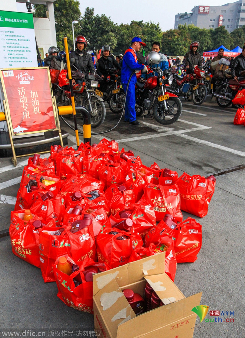 2015年2月10日，廣東佛山，順德龍山加油站為返鄉(xiāng)摩托車免費加油。