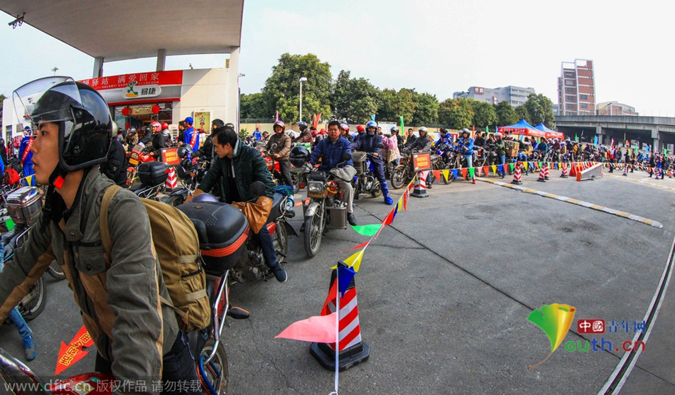 2015年2月10日，廣東佛山，順德龍山加油站為返鄉(xiāng)摩托車免費加油。
