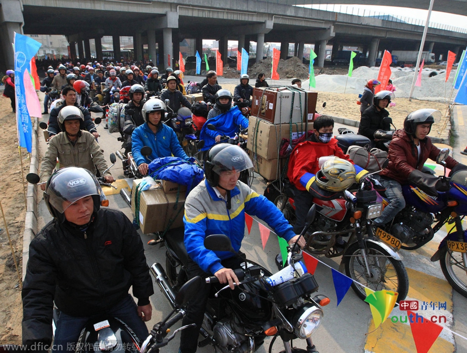 2015年2月10日，廣東佛山，順德龍山加油站為返鄉(xiāng)摩托車免費加油。