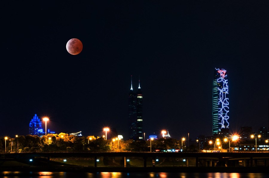 4月4日，深圳，月全食，一輪紅月亮現(xiàn)身夜空。（合成）鄧飛/CFP