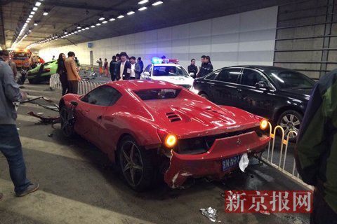 一輛蘭博基尼與一輛法拉利發(fā)生事故，現(xiàn)場狀況慘烈