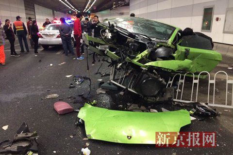 一輛蘭博基尼與一輛法拉利發(fā)生事故，現(xiàn)場狀況慘烈
