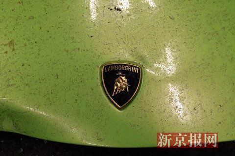 一輛蘭博基尼與一輛法拉利發(fā)生事故，現(xiàn)場狀況慘烈