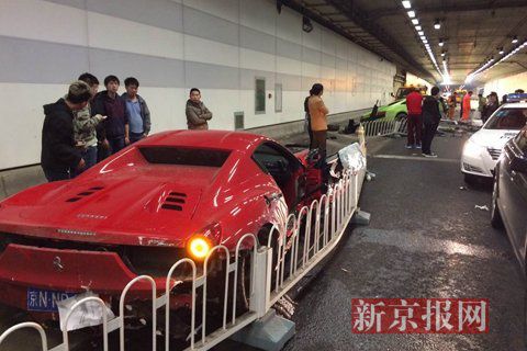 一輛蘭博基尼與一輛法拉利發(fā)生事故，現(xiàn)場狀況慘烈