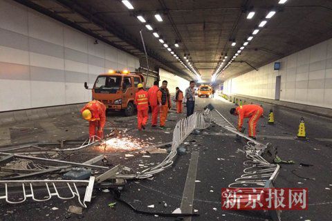 一輛蘭博基尼與一輛法拉利發(fā)生事故，現(xiàn)場狀況慘烈