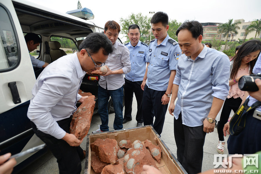 市文化綜合執(zhí)法大隊工作人員和110公安干警也迅速趕到現(xiàn)場維持秩序。