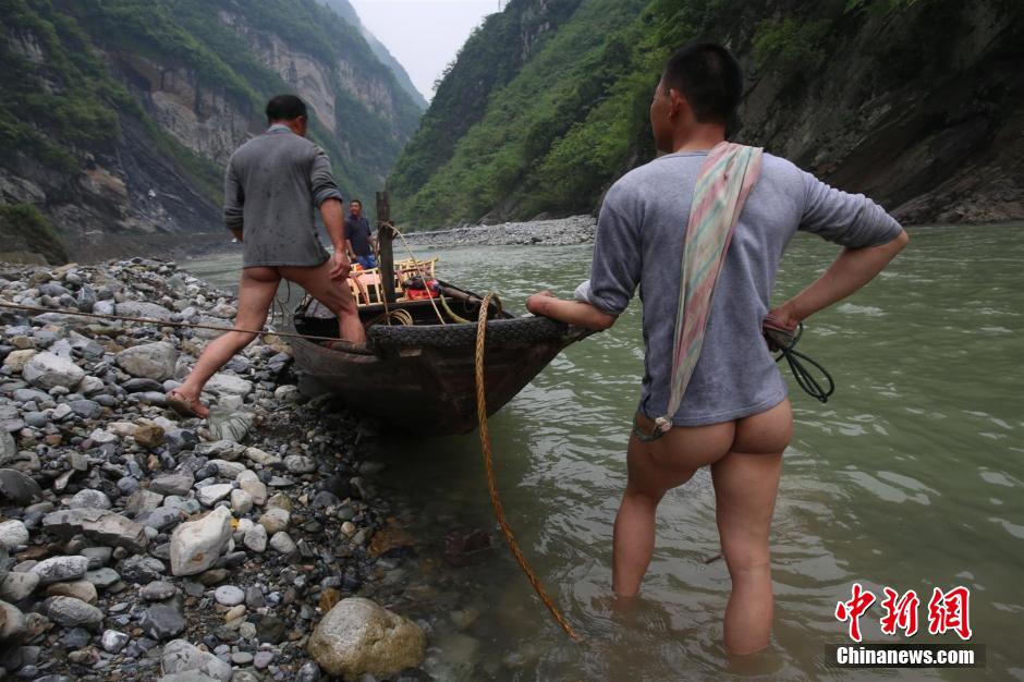 巴東神農(nóng)溪還保留著獨(dú)特的裸體纖夫拉纖景觀。