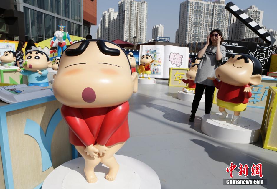 4月22日，游客參觀蠟筆小新特展?！跋灩P小新25周年紀念特展”日前在北京開展