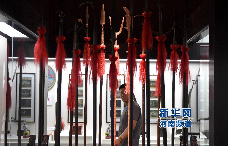 4月26日，參觀者在兵器展覽館內(nèi)參觀。