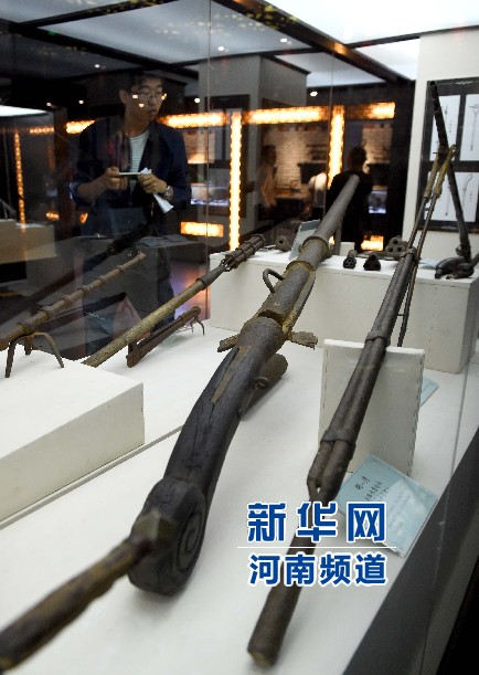 4月26日，參觀者在兵器展覽館內(nèi)參觀。