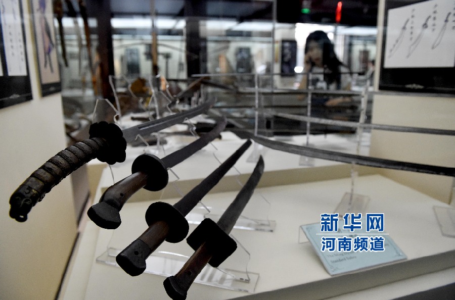 4月26日，參觀者在兵器展覽館內(nèi)參觀。