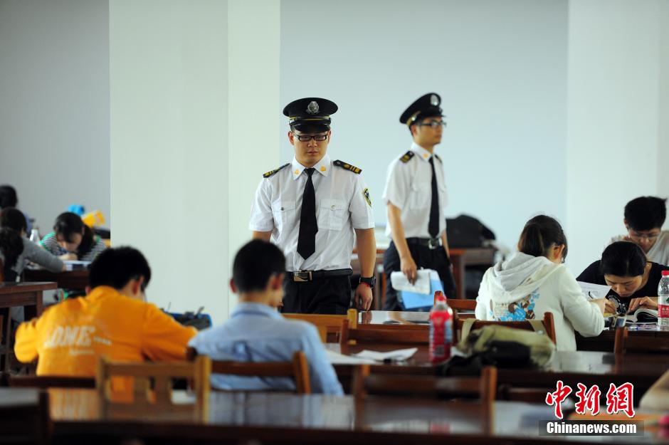 5月8日，武漢輕工大學(xué)圖書館保安黃凱、萬文杰在圖書館巡查。中新社發(fā) 張暢 攝