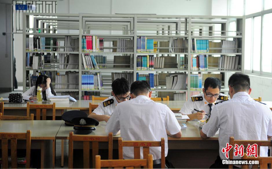 5月8日，武漢輕工大學(xué)保安黃凱在圖書館巡查。中新社發(fā) 張暢 攝