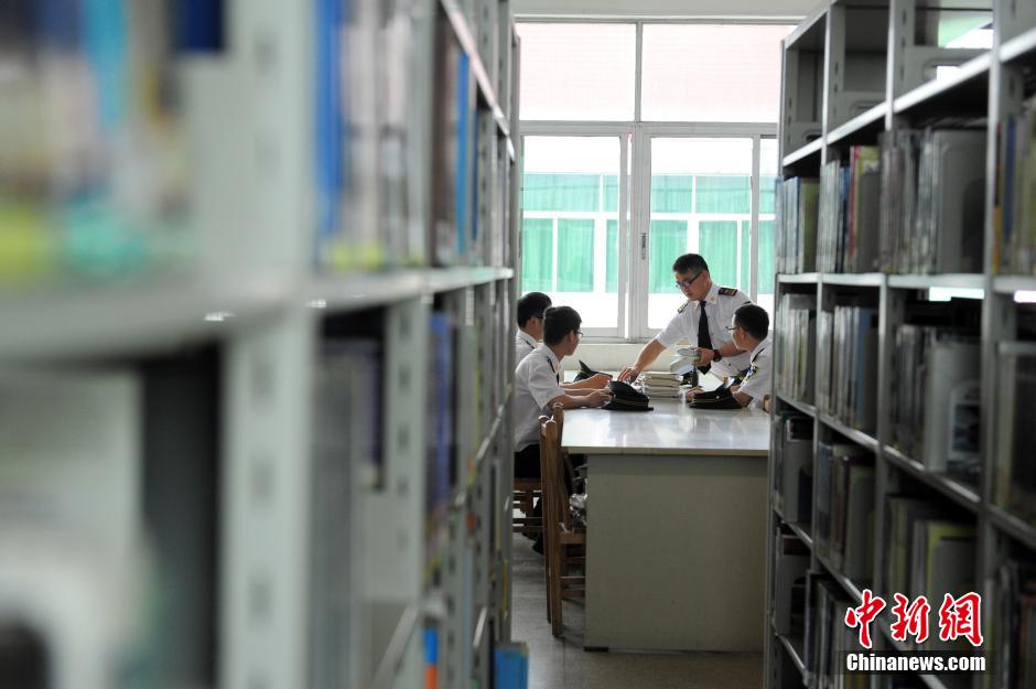 5月8日，武漢輕工大學(xué)保安吳濤、江力、黃凱、萬文杰在圖書館學(xué)習(xí)中。中新社發(fā) 張暢 攝
