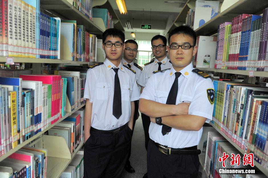 　5月8日，武漢輕工大學(xué)圖書館保安吳濤、江力、黃凱、萬文杰。中新社發(fā) 張暢 攝