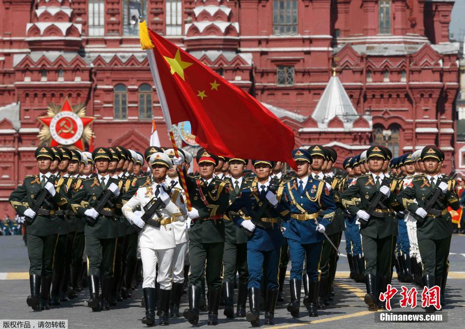解放軍三軍儀仗隊參加紅場閱兵。