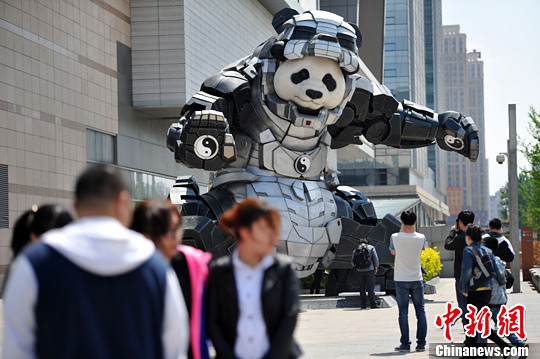 5月9日，遼寧沈陽，一商城門前廣場上驚現(xiàn)7米多高的熊貓鋼鐵俠，吸引不少人駐足拍照。