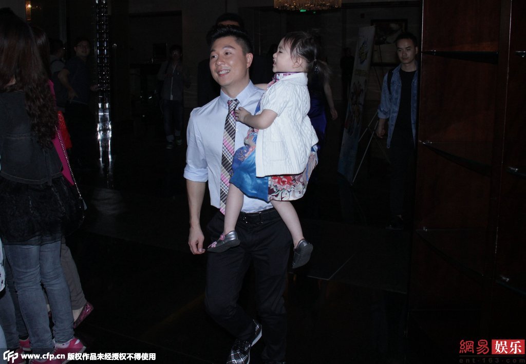 近日李小鵬抱女兒快步離開活動現場。