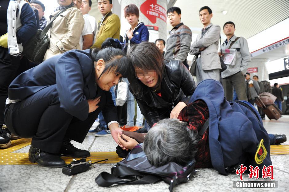 74歲老太地鐵站臺摔倒稱“有老保，不訛人”
