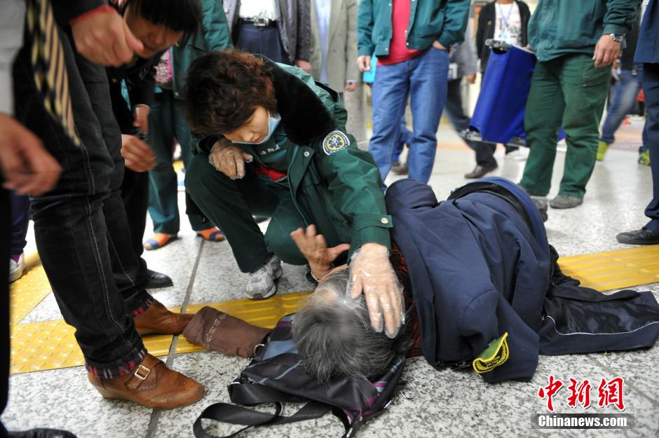 74歲老太地鐵站臺摔倒稱“有老保，不訛人”