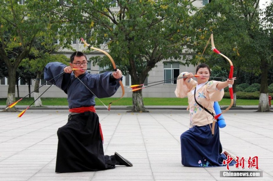 圖為課余練習射箭的“神雕俠侶”胡雅潔和胡默齋。