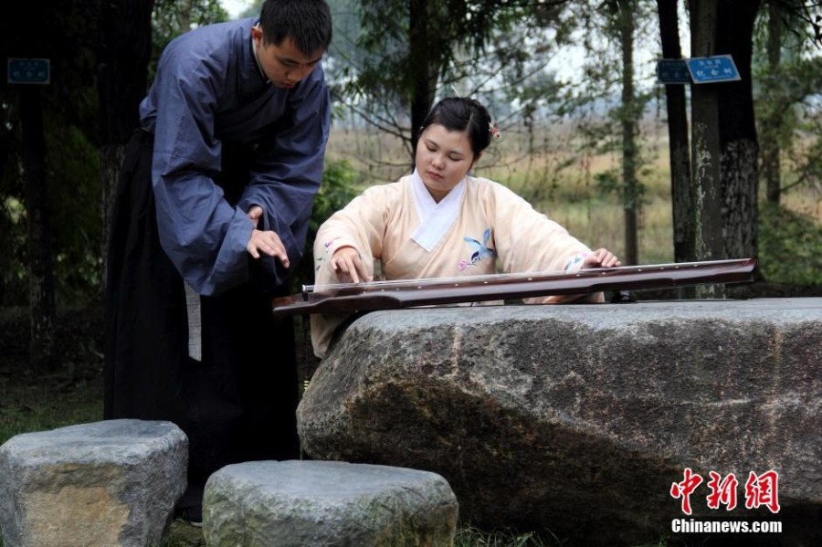 在校園里撫琴的“神雕俠侶”。