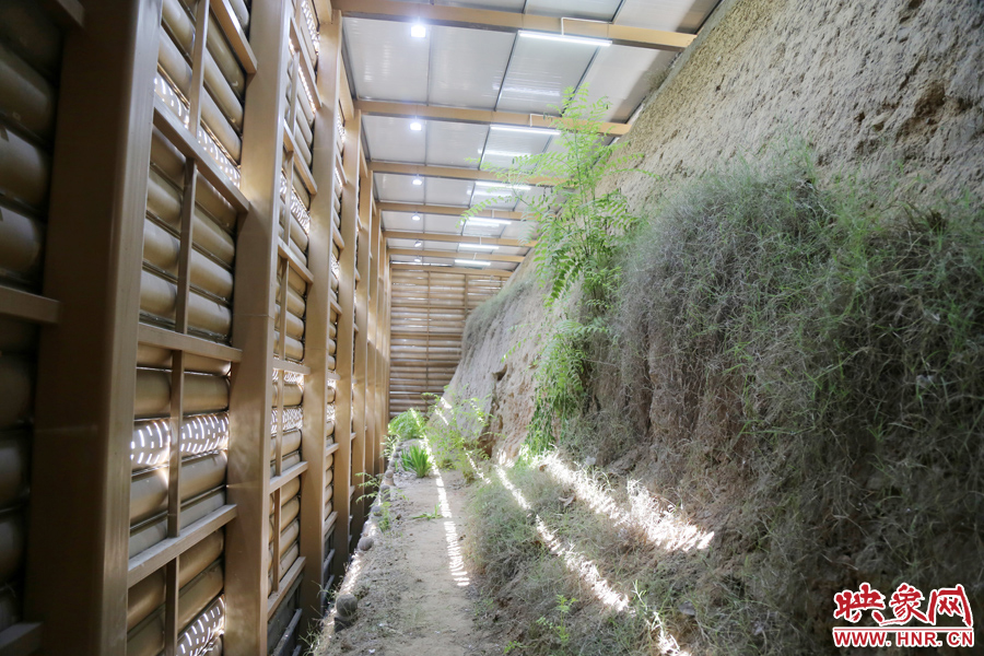 鄭州市商城遺址保護管理處對該節(jié)點1700米城垣兩側斷面遺址進行保護性設施建設。