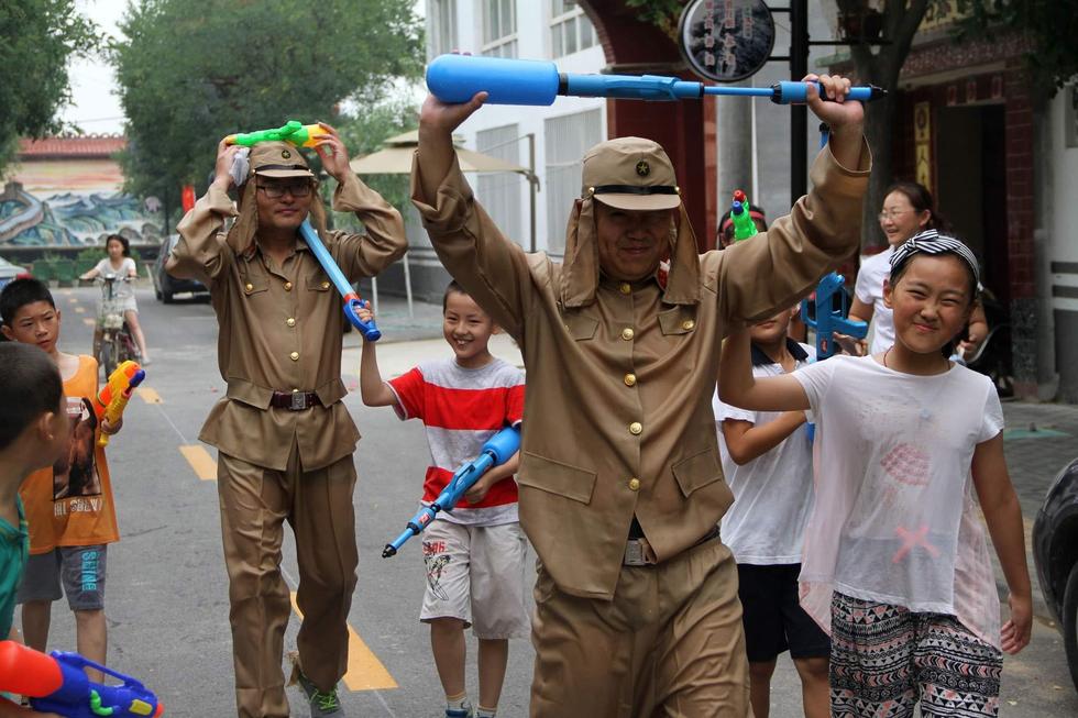 最終幾名鬼子被八路軍制服，被押著游街示眾，以此慶?？谷諔?zhàn)爭勝利70周年。