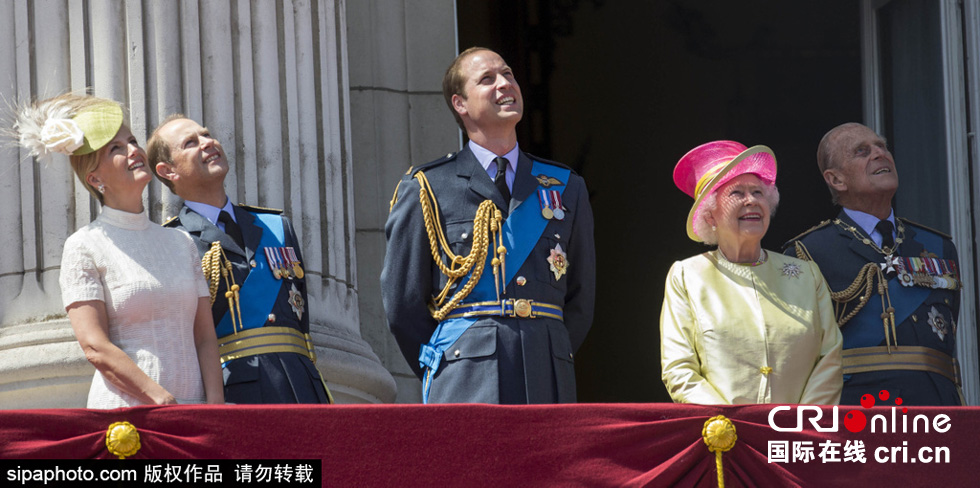 英國女王伊麗莎白二世攜眾王室成員觀看空軍飛行表演。