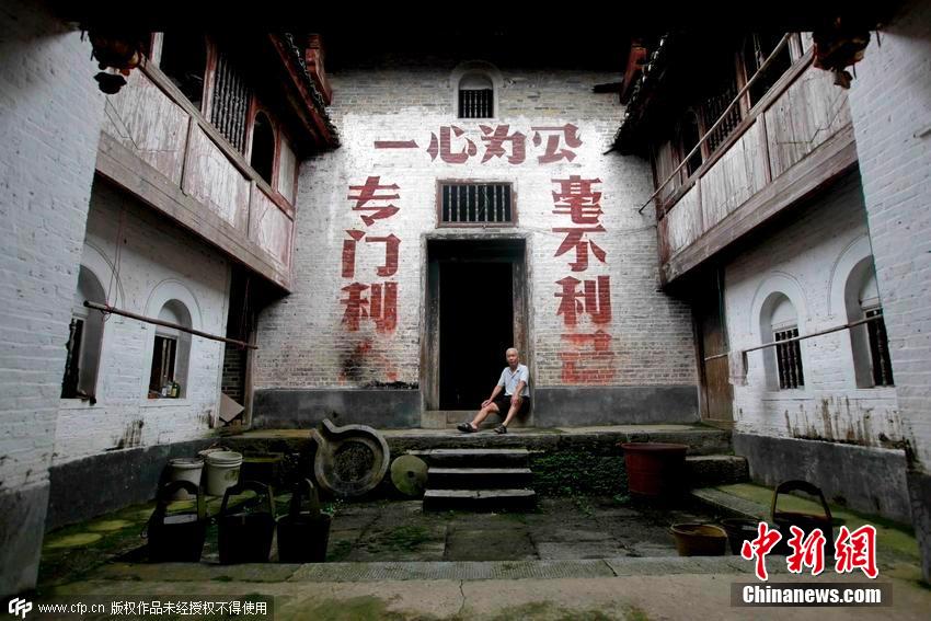 走進廣西“紅軍標(biāo)語村” 革命標(biāo)語遍布全村老屋