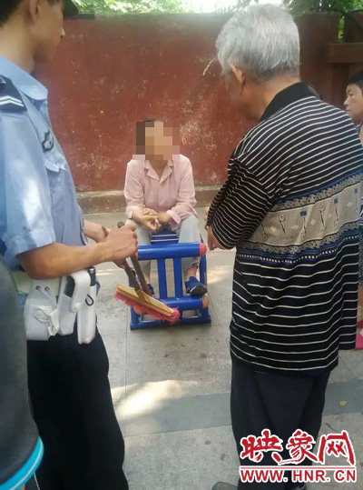 老太當時坐在健身器材上做仰臥起坐，說環(huán)衛(wèi)工人影響她鍛煉身體了，便開始謾罵環(huán)衛(wèi)工人。