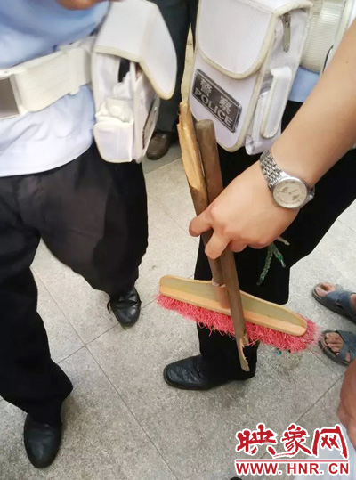 老太從環(huán)衛(wèi)工手中奪過掃帚，用腳踩斷，用力向環(huán)衛(wèi)工人的手上和腿上敲去。