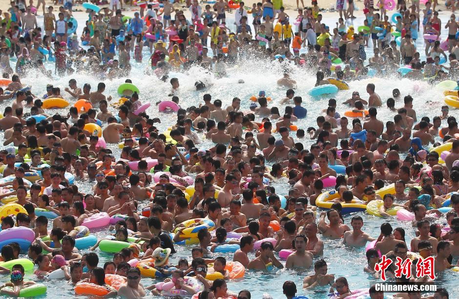 8月1日，民眾扎堆在南京湯山歡樂水魔方水上樂園戲水，享受“冰火兩重天”的涼爽和激情。連日來，中國大部分地區(qū)迎來高溫天氣。