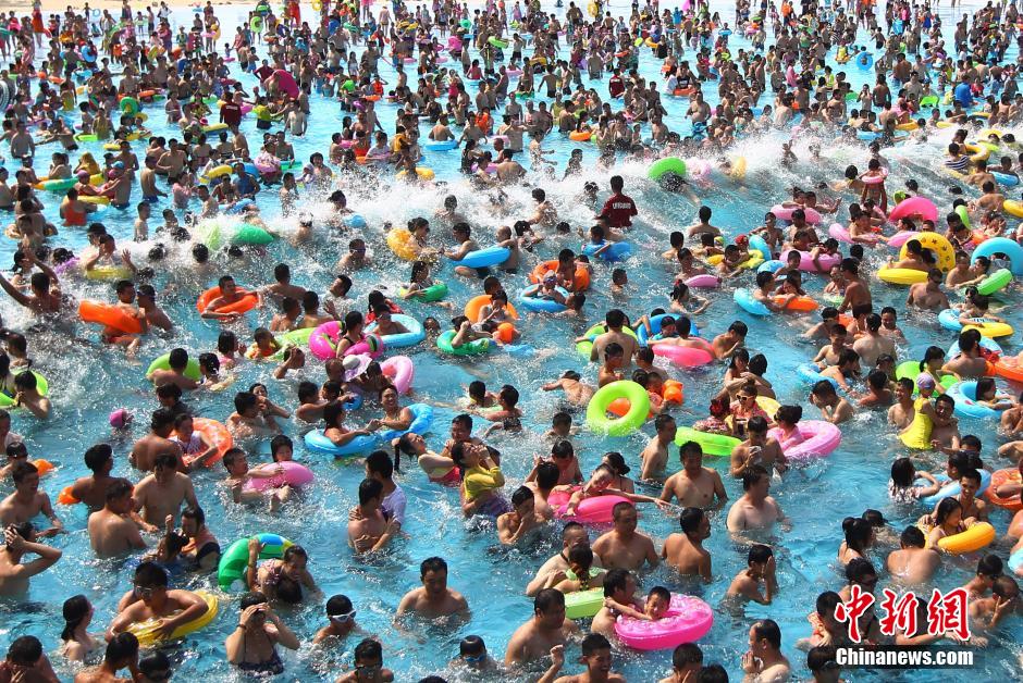 8月1日，民眾扎堆在南京湯山歡樂水魔方水上樂園戲水，享受“冰火兩重天”的涼爽和激情。連日來，中國大部分地區(qū)迎來高溫天氣。
