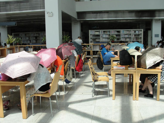 圖書館內(nèi)撐傘讀書的民眾。