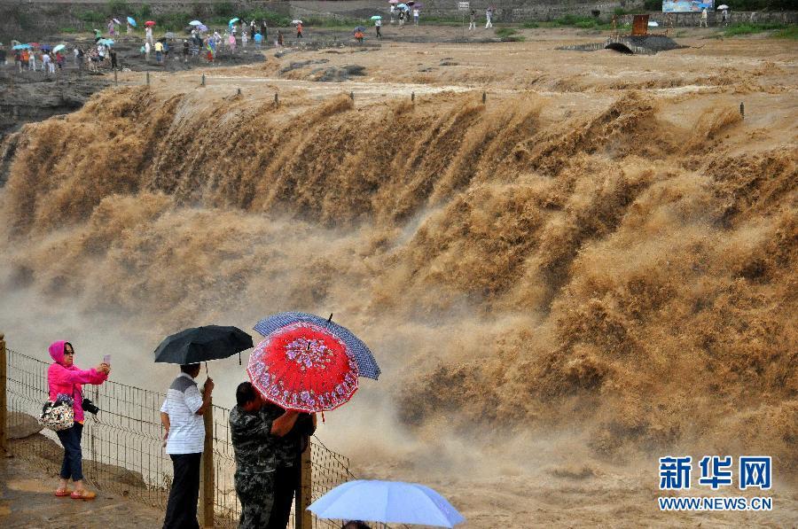 8月2日，游客在山西吉縣黃河壺口瀑布景區(qū)游覽觀瀑。