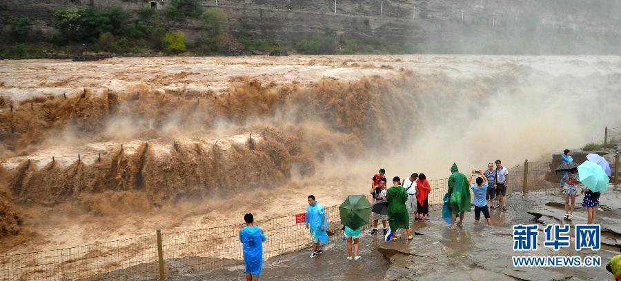 8月2日，游客在山西吉縣黃河壺口瀑布景區(qū)游覽觀瀑。