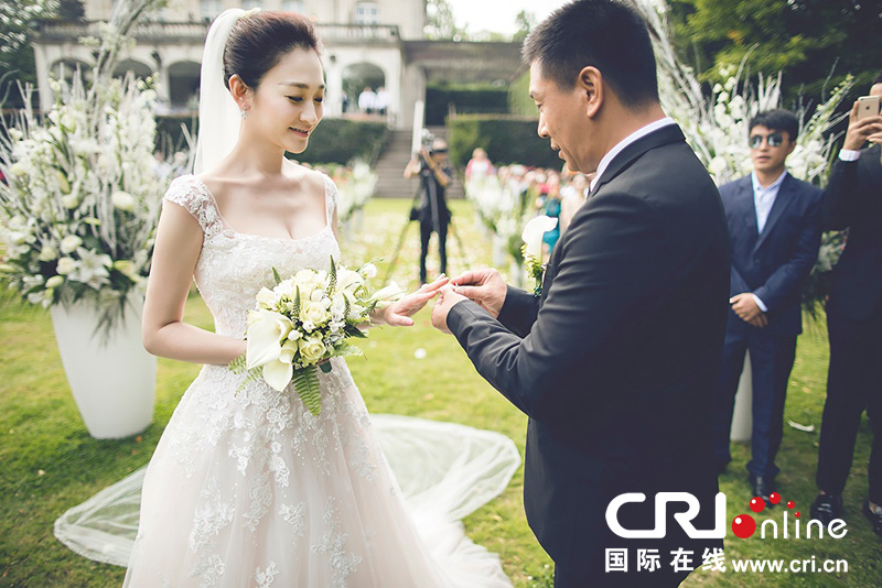 李小冉比利時辦婚禮 朱丹、鐘欣潼、應(yīng)采兒做伴娘